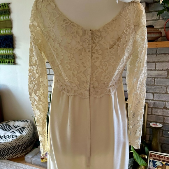 VINTAGE 1960s Cream Lace and Crepe Wedding Dress - Picture 5 of 7
